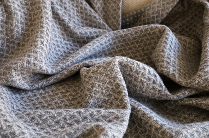 Hochwertige Lambswool Wolldecke in grau für Sofa oder Gartenmöbel
