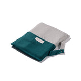 Reisedecke in petrol grau in passender Tasche als Reise Accessoire und zu befestigen am Handgepäck