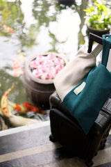 Schöne hochwertige Reisedecke aus Wolle in petrol grau als Reise Accessoire für Luxus Handgepäck Koffer