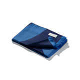 Elegantes Design von blauer hochwertiger Reisedecke aus Merino Wolle und als Reise Accessoire für Männer und Frauen