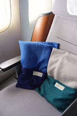 Schicke Reisedecken in petrol und blau in Business Class als Accessoire für jeden Flug