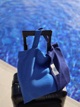 Reisedecke in blau aus Merino Wolle ans Rimowa Koffer als praktisches Reise Accessoire im Flugzeug