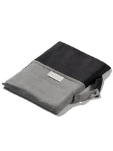 Reisedecke in grau schwarz als Reiseaccessoire für Männer im Flugzeug in der Business Class und First Class