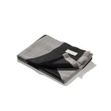 Reisedecke in schwarz grau in schickem Design aus Merino Wolle