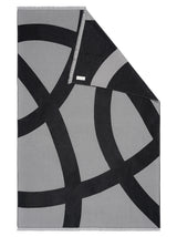 Organisches modernes und zeitloses Design von Reisedecke in bester Qualität in grau schwarz als Fashion Accessoire Schal und für Männer im Flugzeug