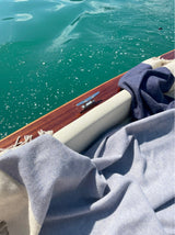 Hochwertige Reisedecke auf Riva und Boesch Boot zum einkuscheln und als Keypiece Sommer Accessoire
