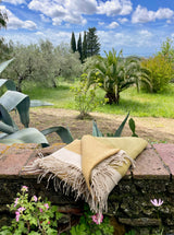 Reisedecke in gelb  als Accessoire für den Sommerurlaub in der Toskana