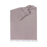 Bettdecke und Überwurf aus Merinowolle in mauve grau Fischgrätenmuster für Schlafzimmer und Hotel Interieur mit luxuriösem Design und Qualität sowie nachhaltiger Handwerkskunst für Schlafzimmerdekoration und Gemütlichkeit in elegantem Stil