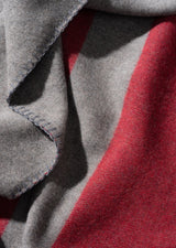 Decke für Hunde mit Streifenmuster Grau Rot und quadratisch aus Merino gewebt für Haustiere und Katzen kuschelig im Hundebett