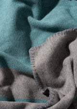 Decke für Hunde mit Streifenmuster Grau Petrol und quadratisch aus Merino gewebt für Haustiere und Katzen kuschelig im Hundebett oder auf Reisen im Auto mit Nachhaltigkeit