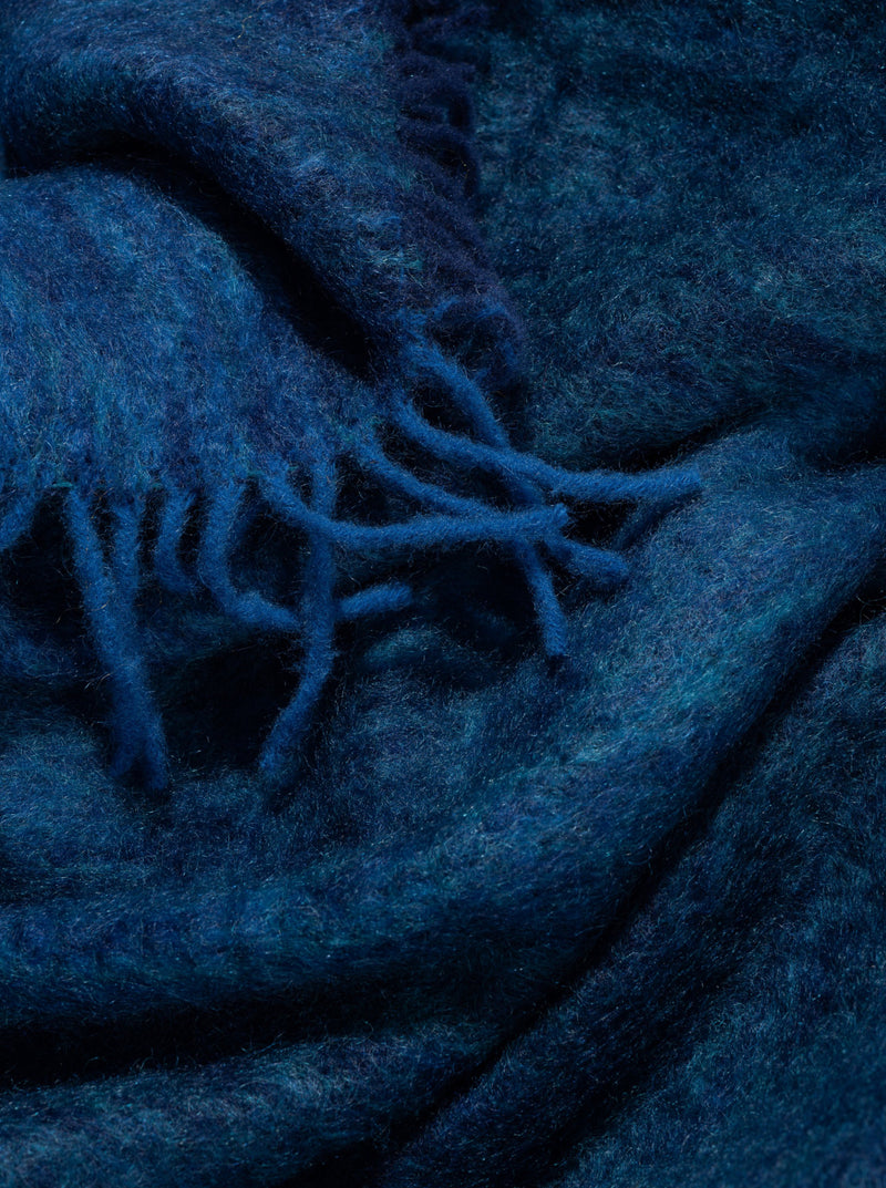 Mohairdecke mit leuchtender Farbe blau und flauschig gewebt aus Mohair und Wolle als zeitloses Plaid und Wolldecke für ein lebendiges Interieur in luxuriösem Design und Nachhaltigkeit als das perfekte Geschenk 