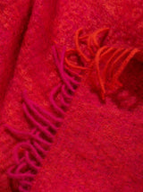 Mohairdecke mit leuchtender Farbe orange pink und flauschig gewebt aus Mohair und Wolle als zeitloses Plaid und Wolldecke für ein lebendiges Interieur in luxuriösem Design und Nachhaltigkeit als das perfekte Geschenk