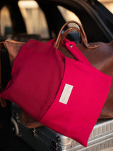Schal und Reisedecke als Rimowa Koffer Accessoire in pink aus Merinowolle gewebt in pink Muster als Reisemode für Flugzeug oder Privatjet in luxuriösem Boho Design mit Nachhaltigkeit und handgefertigt als das perfekte Geschenk für Wochenendausflüge