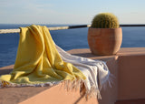 Sommerdecke und Wolldecke Plaid in Gelb Grau aus Merino und Kaschmir gewebt als zeitloses Interieur-Accessoire für Zuhause in luxuriösem schlichten Design und mit Nachhaltigkeit und das perfekte Geschenk für Stil und Luxus Liebhaber und Shop in Berlin