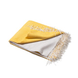 Wolldecke Plaid in gelb hellgrau aus Merino und Kaschmir gewebt in Color Block Muster als zeitloses Accessoire in schlichtem Stil für ein elegantes Interieur in luxuriöser Qualität und Design und Nachhaltigkeit und als perfektes Geschenk für Cocooning und wärmend und kuschelig an kalten Tagen im Winter