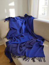 Wolldecke Berlin und Kuscheldecke und  Plaid aus Merino und Kaschmir gewebt in Blau als zeitloses Accessoire im Wohnambiente in luxuriösem Design mit Nachhaltigkeit und als perfektes Geschenk für Gemütlichkeit in Chalet und in Gaskrise bei Energie Sparen und Heizen im kalten Winter