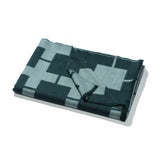 Wolldecke in grün Muster aus extra feinem Merino gewebt als zeitloses Plaid für ein lebendiges Interieur in luxuriösem Design und Nachhaltigkeit und das perfekte Geschenk für stilvolles Wohnen und Wohlfühlen  und in Gaskrise bei Energie Sparen und Heizen im kalten Winter und Shop Berlin