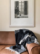 Luxus Wolldecke Plaid aus Merino und Kaschmir gewebt in grau weiss als zeitloses Accessoire und Statement piece im Wohnambiente in luxuriösem Design mit Nachhaltigkeit und als perfektes Geschenk für Gemütlichkeit in Chalet und Eleganz