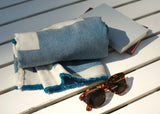 Strandtuch in Blau und Beige als Sommer Accessoire zum einrollen für die Strandtasche