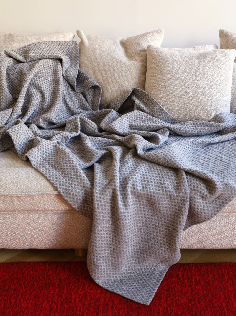 Wolldecke Lambswool in blau Greige gewebt mit Struktur Muster – Catharina Mende