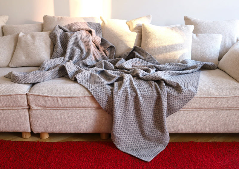 Wolldecke Lambswool in blau Greige gewebt mit Struktur Muster – Catharina Mende