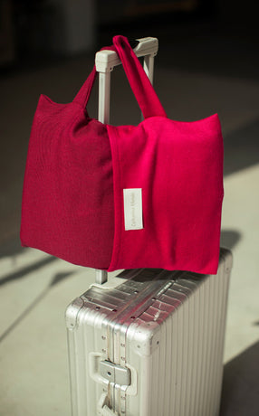 Reisedecke aus Merino Wolle als Accessoire für die Reise in jedem Handgepäck im Flugzeug mit Koffer