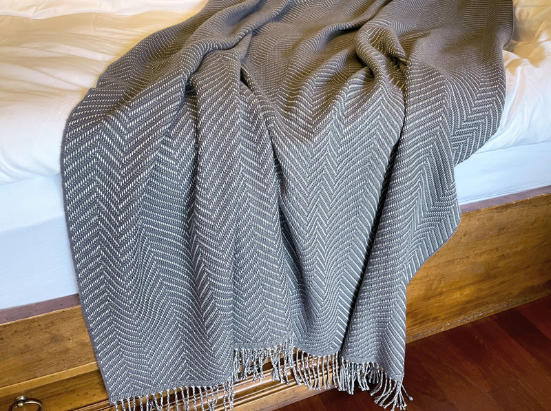 Bettüberwurf und Decke fürs Bett und Schafzimmer in Grau aus Merino in Herringbone Design