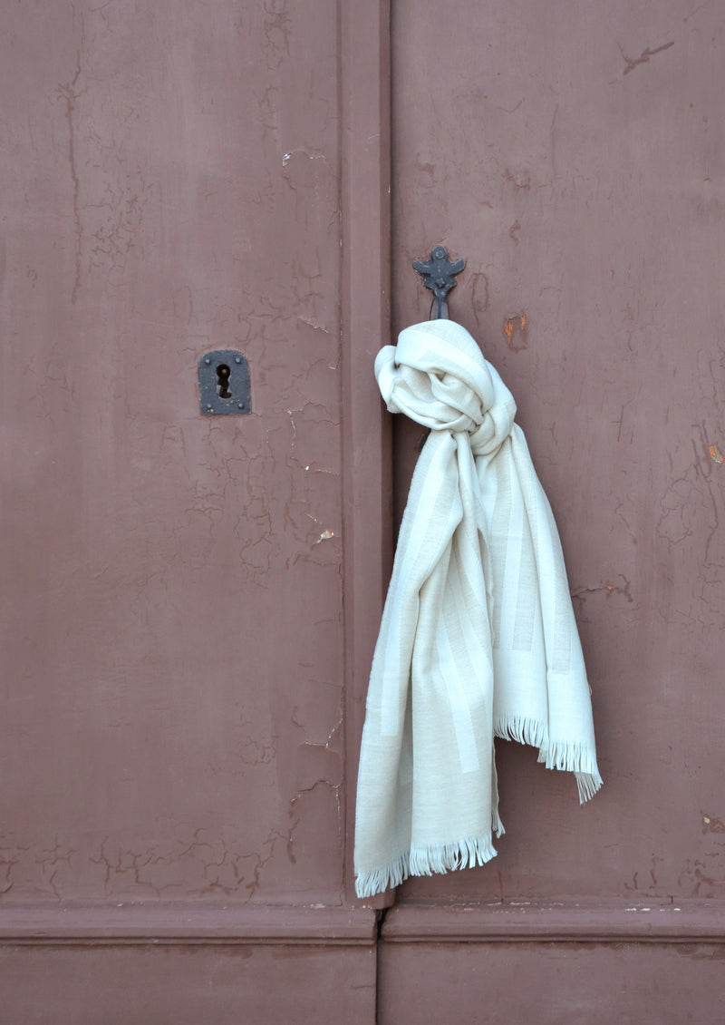 Schal mit Streifen Muster beige gewebt aus Merino als elegantes Accessoire für Mode monochromen Design mit Nachhaltigkeit und als das perfekte Geschenk zum chic Stylen