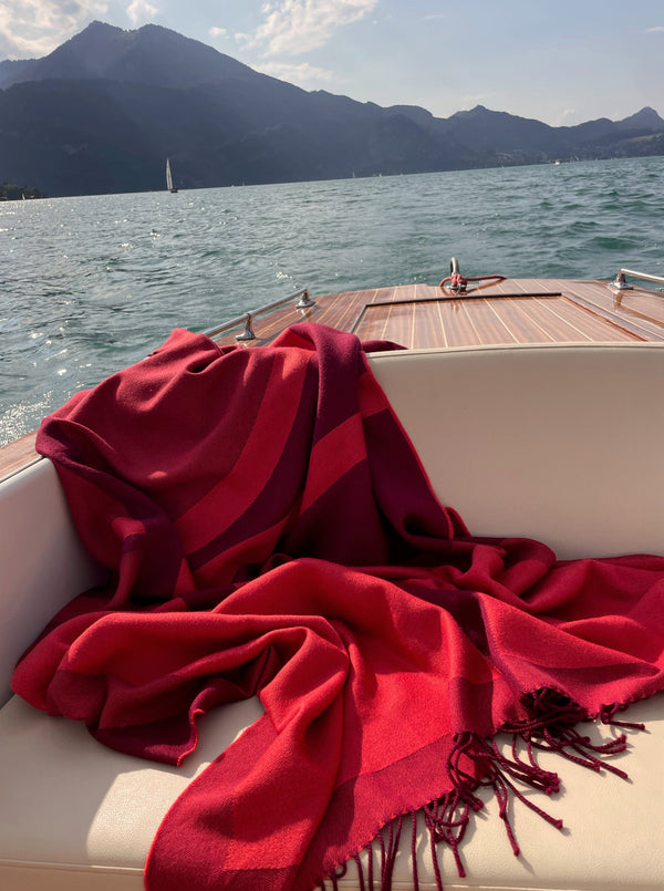 Wolldecke Berlin und kuschelige elegante Reisedecke aus Merinowolle in Koralle mit Muster Design als Accessoire für die Reise und zum einkuscheln auf jedem Boottrip und Segelboot und Yacht