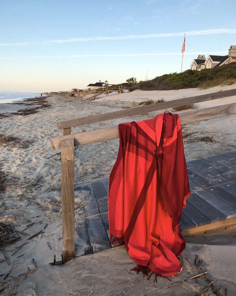 Schal und Reisedecke aus Merino in leuchtenden Farben Koralle und Burgund an Strand von Kiawah Island und Strandhaus