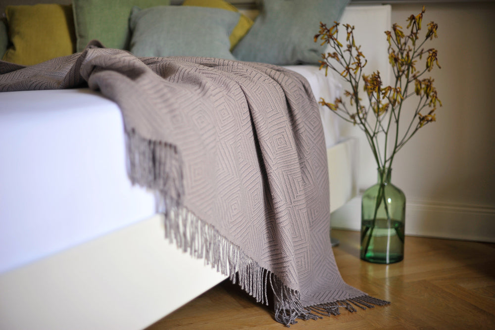 Bettüberwurf und Tagesdecke aus Extra Fine Merino Wolle in Farbe Mauve für das Bett und gemütliche perfekte Schlafzimmer