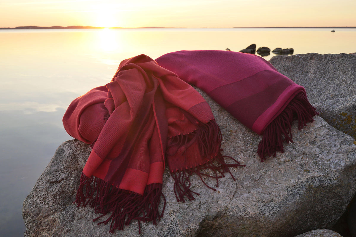 Reisedecke aus Extra Fine Merino in knalligen Farben als Accessoire für lange Sommerabende und Sonnenuntergang draussen und zum einwickeln und einkuscheln am Meer oder am Seeufer 
