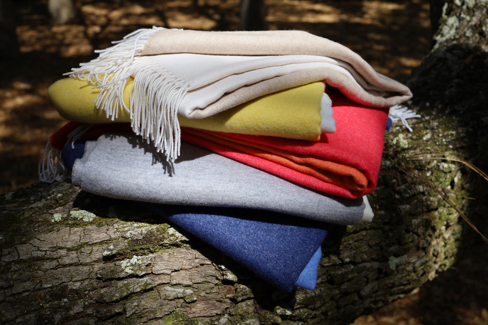 Weiche leichte Sommer Wolldecken aus Cashmere und Merino in frischen Farben zum einkuscheln und als Wohnaccessoire