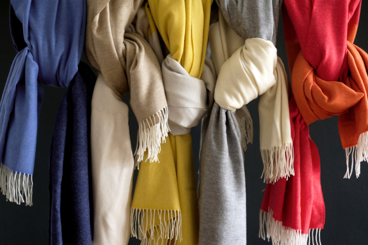 Kuschelige wärmende Wolldecken für kalte Tage im Winter und Herbst für Wohnzimmer und Sofa in frischen bunten Farben aus Merinowolle und Kaschmir