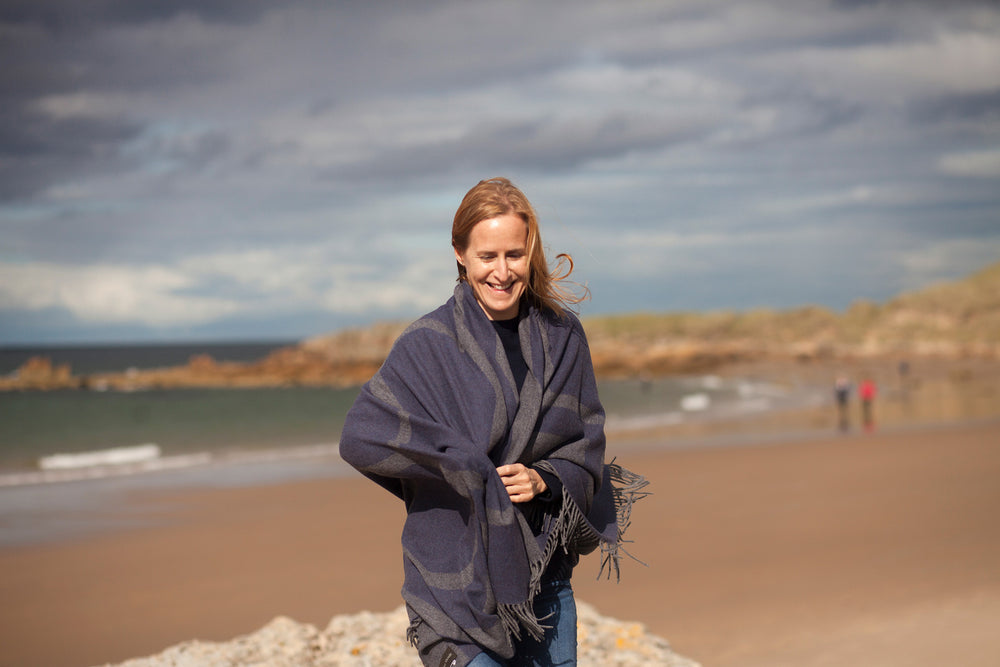 Reisedecke aus Yak und Merino in Blau Grau zum Tragen als Fashion Accessoire und als Lieblingsstück auf Reisen am Strand