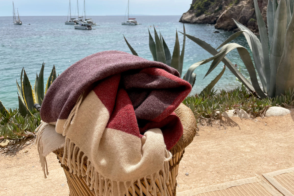 Reisedecke als Fashion Accessoire für Beach Restaurant und Strandreise im Sommer und als Stola am Abend bei kühlen Temperaturen auf Segelyacht