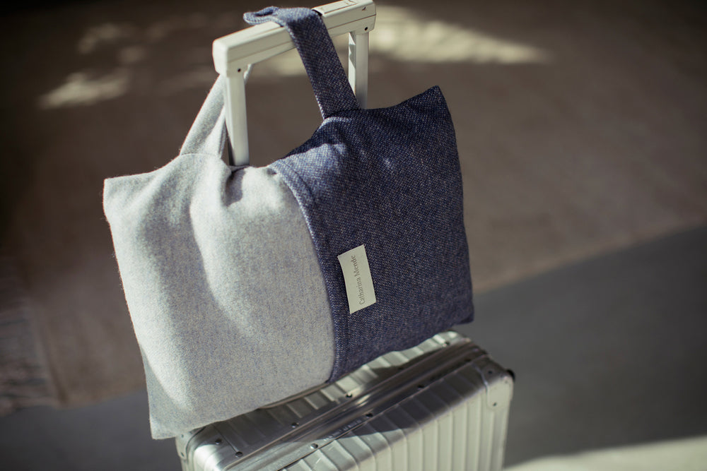 Reisedecke aus Wolle in Blau in eigener Tasche als Reise Accessoire für jeden Trip mit dem Flugzeug für das Handgepäck oder Rimowa Koffer 