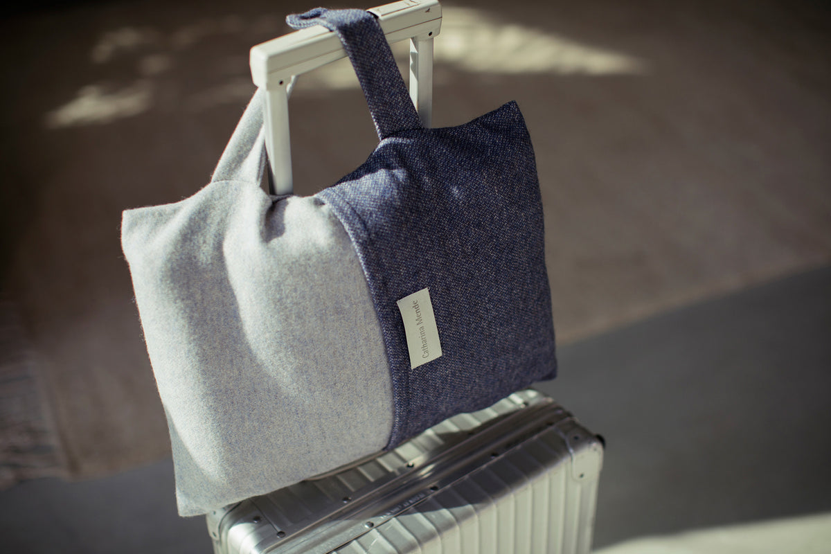 Reisedecke aus Wolle in Blau in eigener Tasche als Reise Accessoire für jeden Trip mit dem Flugzeug für das Handgepäck oder Rimowa Koffer 