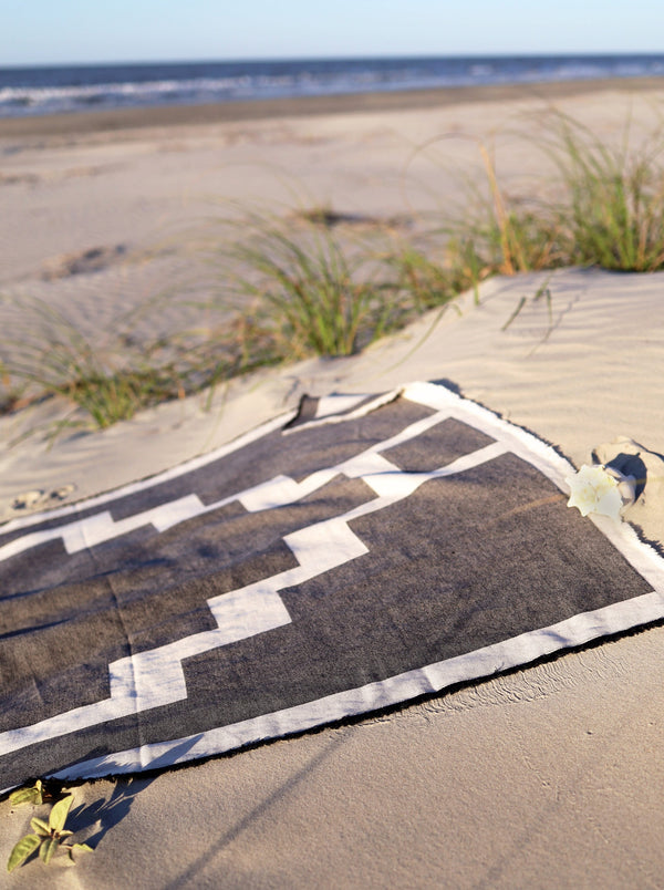 Strandtuch in Schwarz Beige und beach towel aus Baumwolle und Leinen für Sommerurlaub und Badeurlaub für den Strand und für Tag am See und als Auflage für Gartenmöbel