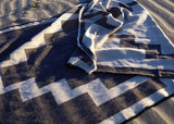 Strand Tuch in Schwarz Beige und beach towel aus Baumwolle und Leinen für Sommerurlaub und Badeurlaub für den Strand und für Tag am See und als Auflage für Gartenmöbel