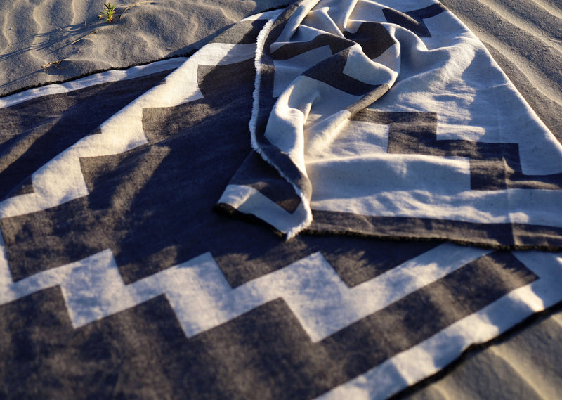 Strand Tuch in Schwarz Beige und beach towel aus Baumwolle und Leinen für Sommerurlaub und Badeurlaub für den Strand und für Tag am See und als Auflage für Gartenmöbel
