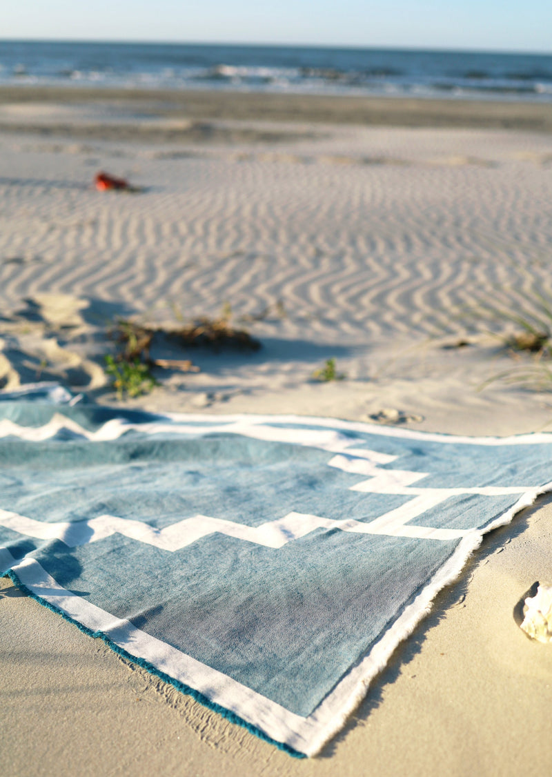 Strand Tuch in Schwarz Beige und beach towel aus Baumwolle und Leinen für Sommerurlaub und Badeurlaub für den Strand und für Tag am See und als Auflage für Gartenmöbel
