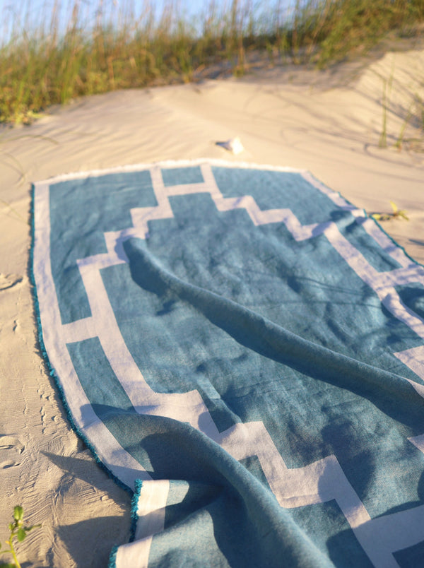 Strand Tuch in Blau Beige und beach towel aus Baumwolle und Leinen für Sommerurlaub und Badeurlaub für den Strand und für Tag am See und als Auflage für Gartenmöbel