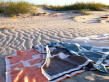 Strandtücher in bunten Farben für den Sommerurlaub und Strand zum drauflegen mit Bikini und Badehose und als Strandaccessoire am Stand Kiawah Island
