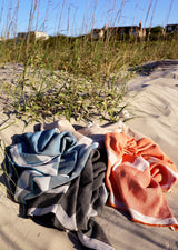 Strandtücher in bunten Farben aus Leinen und Baumwolle für den Sommerurlaub und Strand zum drauflegen mit Bikini und Badehose und als Strandaccessoire