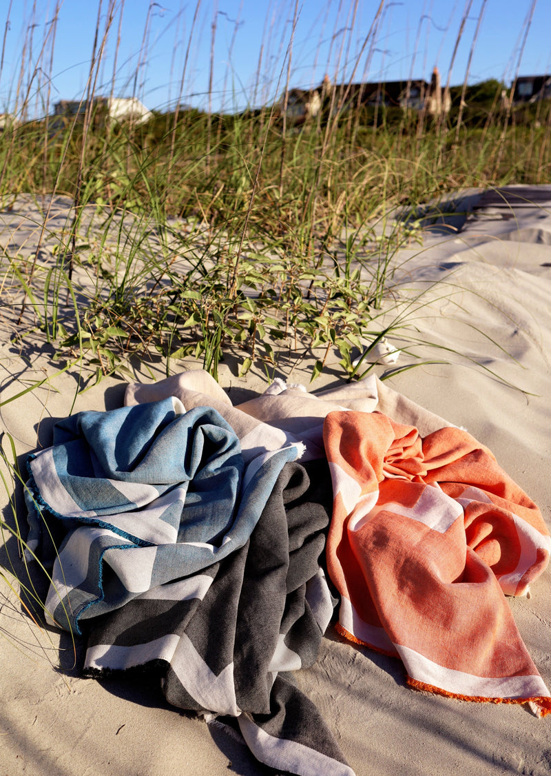 Strandtücher in bunten Farben aus Leinen und Baumwolle für den Sommerurlaub und Strand zum drauflegen mit Bikini und Badehose und als Strandaccessoire