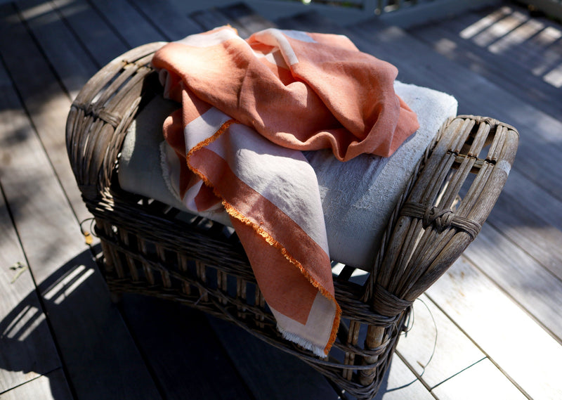 Strandtuch als Auflage und Sommer Accessoire für Gartenmöbel und Terrasse aus Baumwolle und Leinen in Orange und Beige