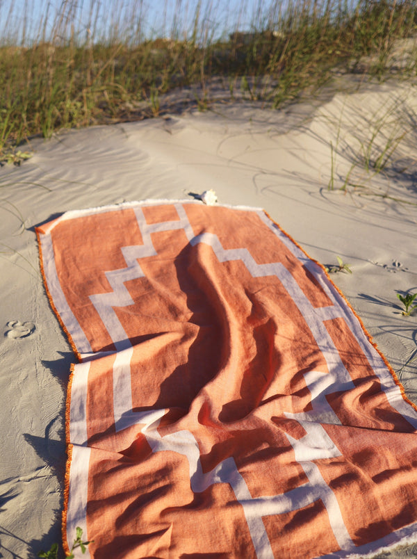 Strand Tuch in Orange Beige und beach towel aus Baumwolle und Leinen für Sommerurlaub und Badeurlaub für den Strand und für Tag am See und als Auflage für Gartenmöbel