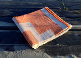 Strandtuch in Orange und Beige als Sommer Accessoire zum einrollen für die Strandtasche und zum drauflegen in Bikini und Badehose
