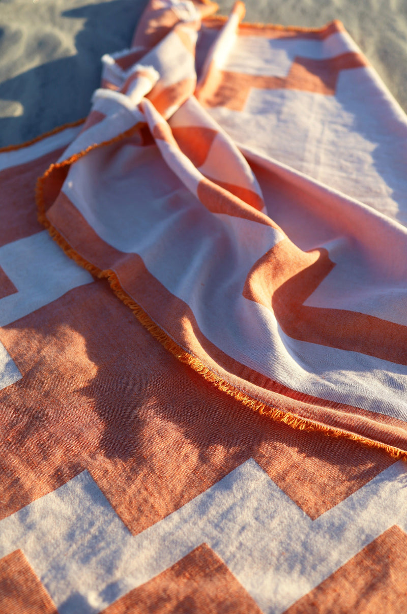 Strand Tuch in Orange Beige und beach towel aus Baumwolle und Leinen für Sommerurlaub und Badeurlaub für den Strand und für Tag am See und als Auflage für Gartenmöbel